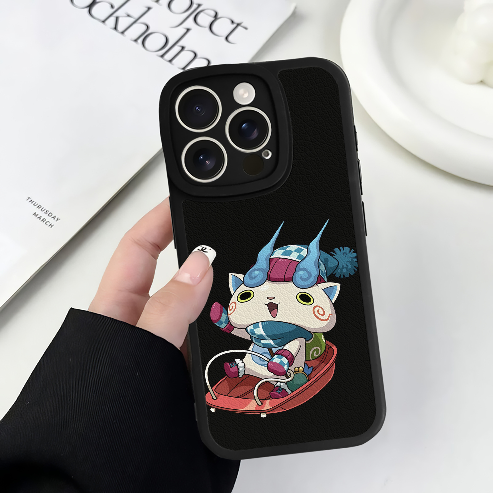 （画像用） 妖怪ウォッチ Yo-kai Watch 【iPhone 16シリーズ対応】シリコンスマホケース（レザー調） 材質：シリコン